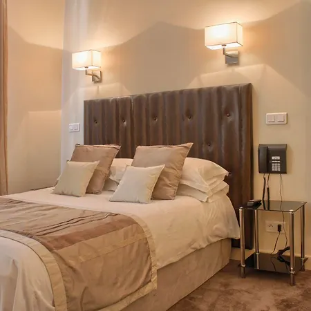 Отель Lion D'or 3*